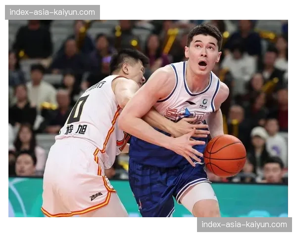 新疆伊力特在训练中引入新型可穿戴设备，用于监测球员防守移动负荷